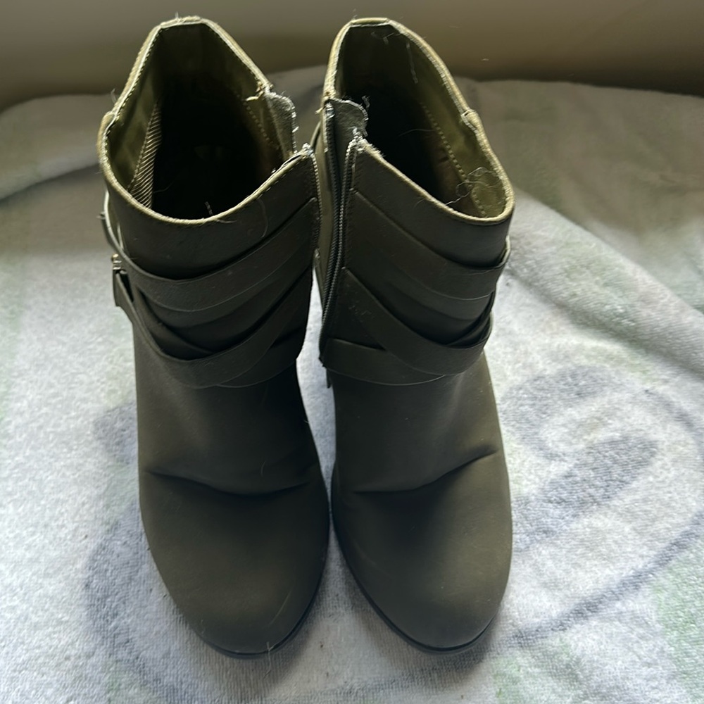 Charlottee russe green zip up booties